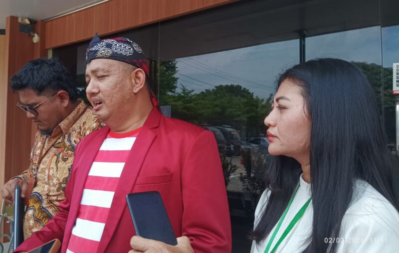 Kuasa hukum korban bersama tim memberikan keterangan kepada awak media usai melaporkan dugaan kasus penipuan dan penggelapan proyek arsitek wisata di Polres Kendal, Senin (2/3/2026). Foto : Wawasannews.com