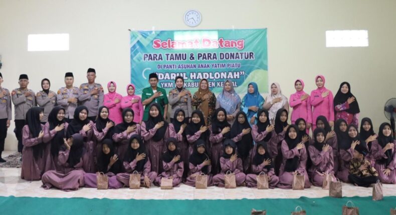 Polres Kendal Bagikan 150 Takjil dan Sembako untuk Santri Panti Asuhan Darul Hadlonah Patebon