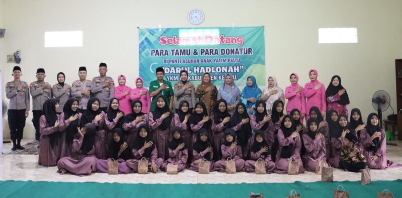 Jajaran Polres Kendal bersama Bhayangkari, GP Ansor Patebon, serta pengurus Panti Asuhan Darul Hadlonah berfoto bersama usai penyerahan takjil dan bantuan sembako kepada para santri di Desa Jambearum, Kecamatan Patebon, Selasa (3/3/2026). Foto : Wawasannews