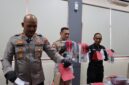 Kapolres Kendal AKBP Hendry Susanto Sianipar (kiri) bersama jajaran menunjukkan sejumlah barang bukti saat konferensi pers pengungkapan kasus penyerangan terhadap anggota polisi di Aula Tri Brata Mapolres Kendal, Senin (9/3/2026). Foto : Wawasannews