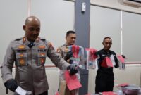 Kapolres Kendal AKBP Hendry Susanto Sianipar (kiri) bersama jajaran menunjukkan sejumlah barang bukti saat konferensi pers pengungkapan kasus penyerangan terhadap anggota polisi di Aula Tri Brata Mapolres Kendal, Senin (9/3/2026). Foto : Wawasannews