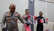 Kapolres Kendal AKBP Hendry Susanto Sianipar (kiri) bersama jajaran menunjukkan sejumlah barang bukti saat konferensi pers pengungkapan kasus penyerangan terhadap anggota polisi di Aula Tri Brata Mapolres Kendal, Senin (9/3/2026). Foto : Wawasannews