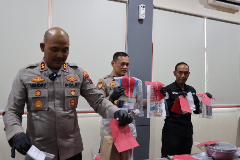 Kapolres Kendal AKBP Hendry Susanto Sianipar (kiri) bersama jajaran menunjukkan sejumlah barang bukti saat konferensi pers pengungkapan kasus penyerangan terhadap anggota polisi di Aula Tri Brata Mapolres Kendal, Senin (9/3/2026). Foto : Wawasannews