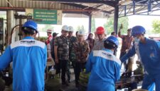 Bupati Kendal Dyah Kartika Permanasari bersama rombongan meninjau langsung proses pengisian tabung elpiji 3 kilogram di SPBE Kendal, Selasa (10/3/2026). ( Istimewa/Wawasannews)
