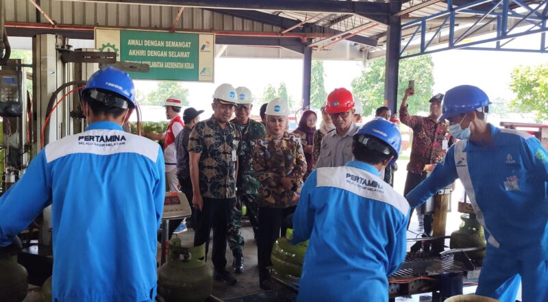 Bupati Kendal Dyah Kartika Permanasari bersama rombongan meninjau langsung proses pengisian tabung elpiji 3 kilogram di SPBE Kendal, Selasa (10/3/2026). ( Istimewa/Wawasannews)