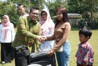 Ketua DPRD Kendal Mahfud Sodiq menyerahkan bantuan kursi roda kepada warga penyandang disabilitas saat penutupan Program TMMD ke-127 di Desa Gedong, Kecamatan Patean, Kabupaten Kendal, Rabu (11/3/2026). Foto : Wawasannews.com