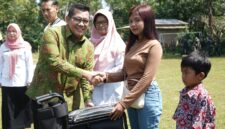 Ketua DPRD Kendal Mahfud Sodiq menyerahkan bantuan kursi roda kepada warga penyandang disabilitas saat penutupan Program TMMD ke-127 di Desa Gedong, Kecamatan Patean, Kabupaten Kendal, Rabu (11/3/2026). Foto : Wawasannews.com