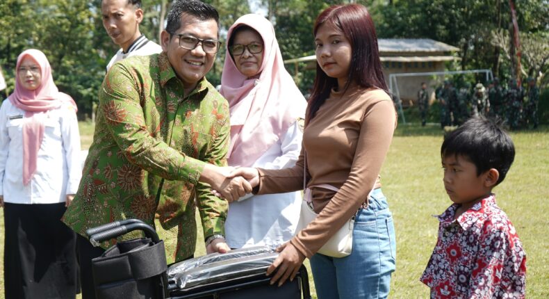 Ketua DPRD Kendal Apresiasi TMMD Ke-127 di Patean, Serahkan Kursi Roda untuk Penyandang Disabilitas