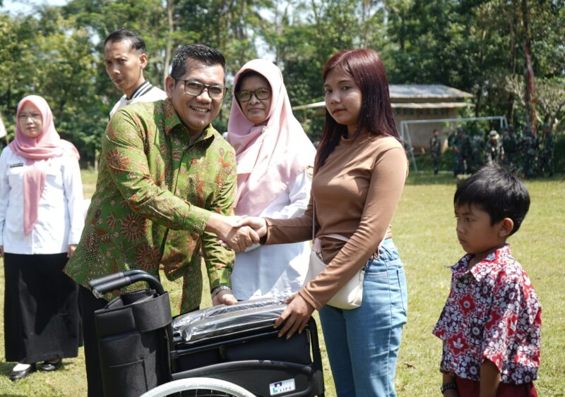 Ketua DPRD Kendal Mahfud Sodiq menyerahkan bantuan kursi roda kepada warga penyandang disabilitas saat penutupan Program TMMD ke-127 di Desa Gedong, Kecamatan Patean, Kabupaten Kendal, Rabu (11/3/2026). Foto : Wawasannews.com