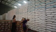 Pekerja memindahkan karung beras di Gudang Bulog sebagai persiapan penyaluran bantuan pangan bagi masyarakat penerima manfaat di Kabupaten Kendal. Foto : Wawasannews.com
