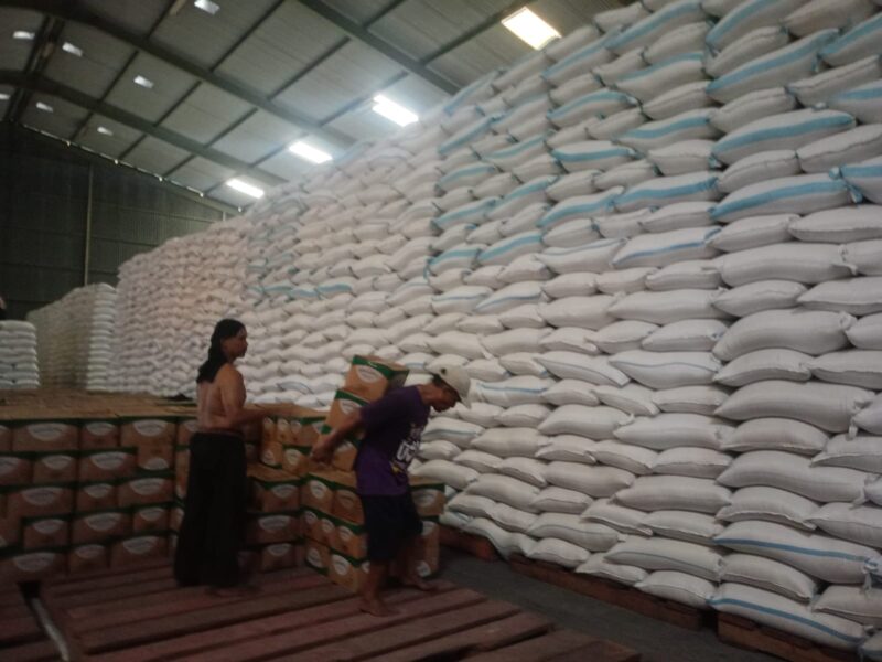 Pekerja memindahkan karung beras di Gudang Bulog sebagai persiapan penyaluran bantuan pangan bagi masyarakat penerima manfaat di Kabupaten Kendal. Foto : Wawasannews.com