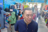 Ketua Komisi D DPRD Kendal, Dedy Ashari Setyawan, saat berada di toko Kenzie Busana di depan Pasar Bugangin Kendal, Rabu (11/3/2026). Foto : Wawasannews.com