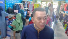 Ketua Komisi D DPRD Kendal, Dedy Ashari Setyawan, saat berada di toko Kenzie Busana di depan Pasar Bugangin Kendal, Rabu (11/3/2026). Foto : Wawasannews.com