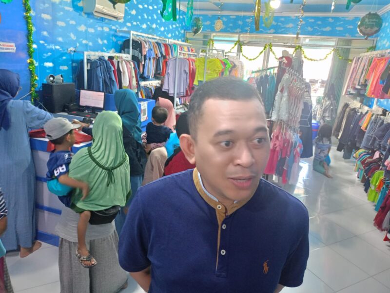 Ketua Komisi D DPRD Kendal, Dedy Ashari Setyawan, saat berada di toko Kenzie Busana di depan Pasar Bugangin Kendal, Rabu (11/3/2026). Foto : Wawasannews.com