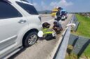 Personel Satgas Kamseltibcarlantas Polres Kendal membantu pemudik mengganti ban kendaraan yang pecah di ruas Tol Batang–Semarang KM 387A, Sabtu (14/3/2026). Foto : Wawasannews.com
