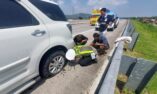 Polres Kendal Bantu Pemudik Pecah Ban di Tol Batang–Semarang Saat Operasi Ketupat Candi 2026
