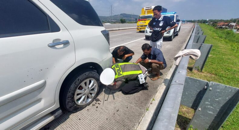 Polres Kendal Bantu Pemudik Pecah Ban di Tol Batang–Semarang Saat Operasi Ketupat Candi 2026