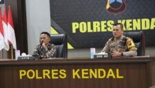 Kabag Ren Polres Kendal Kompol Amin Supangat memberikan paparan terkait kesiapan pelaksanaan Operasi Ketupat Candi 2026 saat menerima kunjungan tim Komisi Kepolisian Nasional (Kompolnas) di Mapolres Kendal, Senin (16/3/2026). Foto : Wawasannews.com