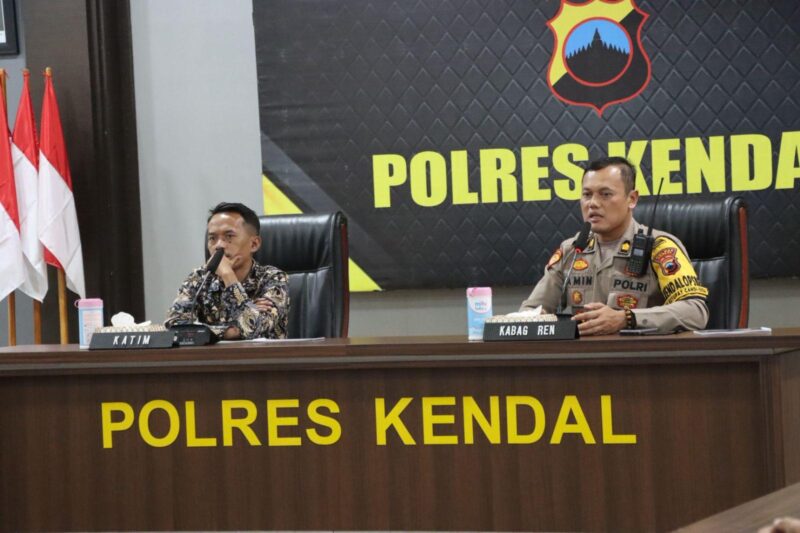 Kabag Ren Polres Kendal Kompol Amin Supangat memberikan paparan terkait kesiapan pelaksanaan Operasi Ketupat Candi 2026 saat menerima kunjungan tim Komisi Kepolisian Nasional (Kompolnas) di Mapolres Kendal, Senin (16/3/2026). Foto : Wawasannews.com