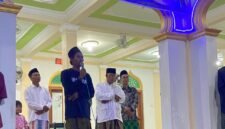 Ketua Remaja Masjid At Taqwa (IRMATA) Mahmud Ainul Wafa, menyampaikan sambutan saat pembukaan kegiatan Gema Takbir Keliling malam 1 Syawal 1447 H di Masjid At Taqwa, Kecamatan Patebon. Foto : Wawasannews.com