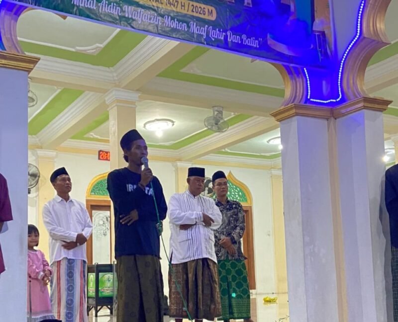 Ketua Remaja Masjid At Taqwa (IRMATA) Mahmud Ainul Wafa, menyampaikan sambutan saat pembukaan kegiatan Gema Takbir Keliling malam 1 Syawal 1447 H di Masjid At Taqwa, Kecamatan Patebon. Foto : Wawasannews.com