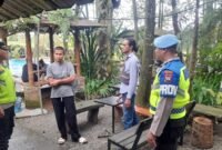 Petugas Polsek Patean memberikan imbauan kepada pengelola wisata saat melakukan patroli pengamanan di salah satu obyek wisata di Kecamatan Patean, Kabupaten Kendal, guna memastikan keselamatan dan kenyamanan pengunjung selama libur Idulfitri 1447 H. Foto : Wawasannews.com