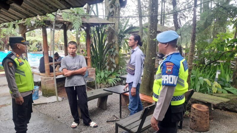 Petugas Polsek Patean memberikan imbauan kepada pengelola wisata saat melakukan patroli pengamanan di salah satu obyek wisata di Kecamatan Patean, Kabupaten Kendal, guna memastikan keselamatan dan kenyamanan pengunjung selama libur Idulfitri 1447 H. Foto : Wawasannews.com