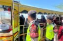 Petugas Polres Kendal memberikan imbauan kepada pengunjung yang menggunakan kendaraan wisata di kawasan Pantai Indah Kemangi, Kabupaten Kendal, saat patroli pasca Lebaran 2026 guna memastikan keselamatan dan ketertiban selama berwisata. Foto : Wawasannews.com