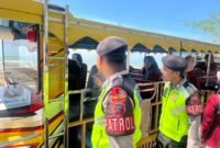 Petugas Polres Kendal memberikan imbauan kepada pengunjung yang menggunakan kendaraan wisata di kawasan Pantai Indah Kemangi, Kabupaten Kendal, saat patroli pasca Lebaran 2026 guna memastikan keselamatan dan ketertiban selama berwisata. Foto : Wawasannews.com