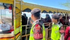 Petugas Polres Kendal memberikan imbauan kepada pengunjung yang menggunakan kendaraan wisata di kawasan Pantai Indah Kemangi, Kabupaten Kendal, saat patroli pasca Lebaran 2026 guna memastikan keselamatan dan ketertiban selama berwisata. Foto : Wawasannews.com