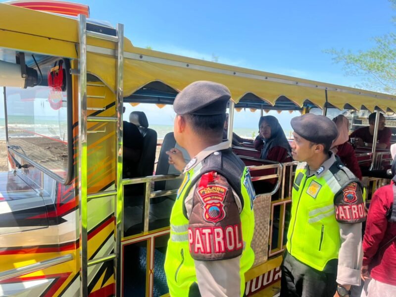 Petugas Polres Kendal memberikan imbauan kepada pengunjung yang menggunakan kendaraan wisata di kawasan Pantai Indah Kemangi, Kabupaten Kendal, saat patroli pasca Lebaran 2026 guna memastikan keselamatan dan ketertiban selama berwisata. Foto : Wawasannews.com
