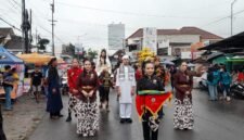 Peserta kirab Merti Desa Boja menampilkan sosok Nyai Pandansari dalam arak-arakan budaya di tengah guyuran hujan, Kamis (26/3/2026). Foto : Wawasannews.com