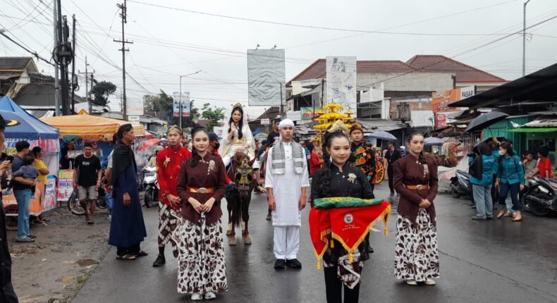 Kirab Merti Desa dan Buka Luwur Nyai Pandansari di Boja Tetap Meriah Meski Diguyur Hujan