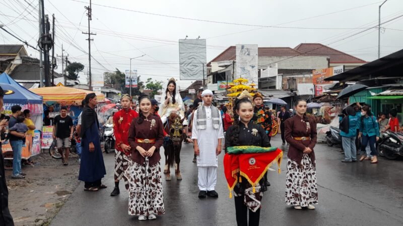 Peserta kirab Merti Desa Boja menampilkan sosok Nyai Pandansari dalam arak-arakan budaya di tengah guyuran hujan, Kamis (26/3/2026). Foto : Wawasannews.com
