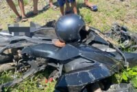 Sepeda motor korban mengalami kerusakan parah usai terlibat kecelakaan dengan Kereta Api Harina di perlintasan sebidang Desa Penaruban, Weleri, Kendal, Sabtu (28/3/2026). Foto : Wawasannews.com