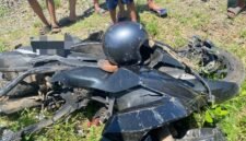 Sepeda motor korban mengalami kerusakan parah usai terlibat kecelakaan dengan Kereta Api Harina di perlintasan sebidang Desa Penaruban, Weleri, Kendal, Sabtu (28/3/2026). Foto : Wawasannews.com