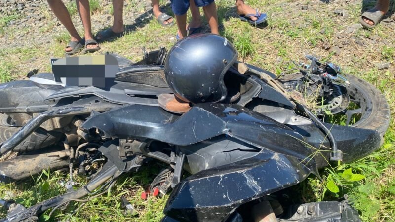 Sepeda motor korban mengalami kerusakan parah usai terlibat kecelakaan dengan Kereta Api Harina di perlintasan sebidang Desa Penaruban, Weleri, Kendal, Sabtu (28/3/2026). Foto : Wawasannews.com