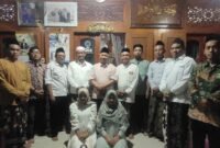 Pengurus Lakpesdam PCNU Kendal berfoto bersama jajaran PCNU Kendal usai kegiatan silaturahmi Syawalan di kediaman pengurus, Jumat (27/3/2026). Foto Wawasannews.com
