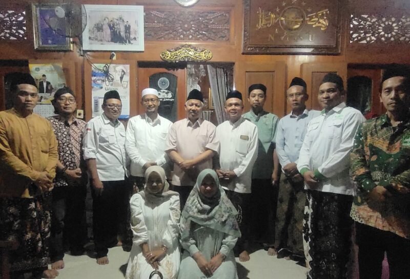 Pengurus Lakpesdam PCNU Kendal berfoto bersama jajaran PCNU Kendal usai kegiatan silaturahmi Syawalan di kediaman pengurus, Jumat (27/3/2026). Foto Wawasannews.com