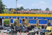 Antrean kendaraan dari arah barat yang akan masuk ke Kota Semarang melalui gerbang Tol Kalikangkung Semarang pada Sabtu (14/3/2026). (Istimewa/Wawasannews)