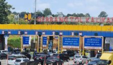 Antrean kendaraan dari arah barat yang akan masuk ke Kota Semarang melalui gerbang Tol Kalikangkung Semarang pada Sabtu (14/3/2026). (Istimewa/Wawasannews)