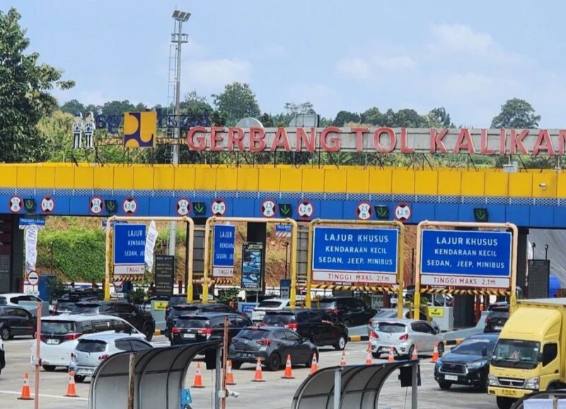 Antrean kendaraan dari arah barat yang akan masuk ke Kota Semarang melalui gerbang Tol Kalikangkung Semarang pada Sabtu (14/3/2026). (Istimewa/Wawasannews)