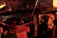 Petugas pemadam saat melakukan penanganan insiden kebakaran di Pasar Segiri Samarinda, Kaltim, Kamis subuh. (Istimewa/Wawasannews)