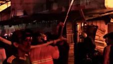 Petugas pemadam saat melakukan penanganan insiden kebakaran di Pasar Segiri Samarinda, Kaltim, Kamis subuh. (Istimewa/Wawasannews)