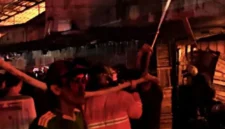 Petugas pemadam saat melakukan penanganan insiden kebakaran di Pasar Segiri Samarinda, Kaltim, Kamis subuh. (Istimewa/Wawasannews)