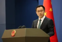 Juru Bicara Kementerian Luar Negeri China Lin Jian dalam konferensi pers di Beijing. (Istimewa/Wawasannews)
