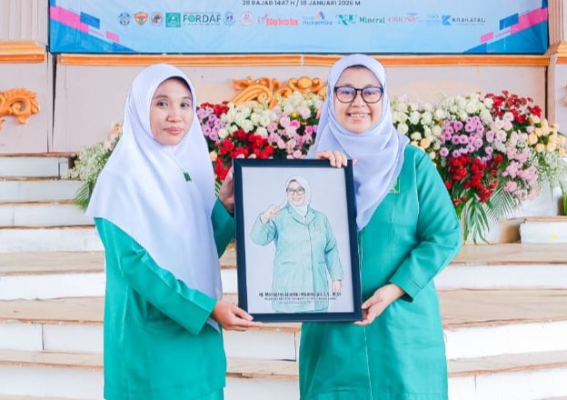 Ketua PC Fatayat NU Kendal Muarofah (kiri) bersama Ketua Umum PP Fatayat NU Hj. Margaret Aliyatul Maimunah saat pelantikan PC Fatayat NU Kendal, 18 Januari 2026. Foto: Istimewa/Wawasannews.