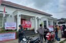 Penampakan rumah Mora Sandi yang dipenuhi spanduk yang dipasang puluhan nasabah, Jumat (27/3/2026). Foto : Wawasannews.com