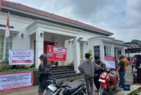 Penampakan rumah Mora Sandi yang dipenuhi spanduk yang dipasang puluhan nasabah, Jumat (27/3/2026). Foto : Wawasannews.com