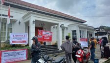 Penampakan rumah Mora Sandi yang dipenuhi spanduk yang dipasang puluhan nasabah, Jumat (27/3/2026). Foto : Wawasannews.com